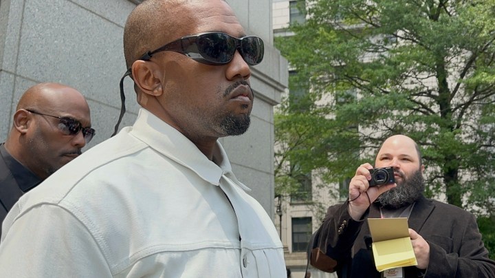 Ye, el rapero anteriormente conocido como Kanye West, sale de un tribunal federal durante el juicio de Sean "Diddy" Combs en Nueva York, el viernes 13 de junio de 2025. (Foto AP/Larry Neumeister).