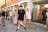 Orlando Bloom, en el centro, camina por Venecia, Italia, el sábado 28 de junio de 2025, el día después de su boda. (Foto AP/Luca Bruno).