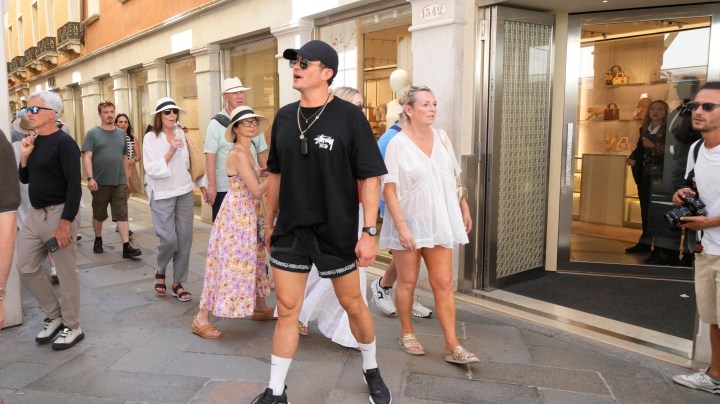 Orlando Bloom, en el centro, camina por Venecia, Italia, el sábado 28 de junio de 2025, el día después de su boda. (Foto AP/Luca Bruno).
