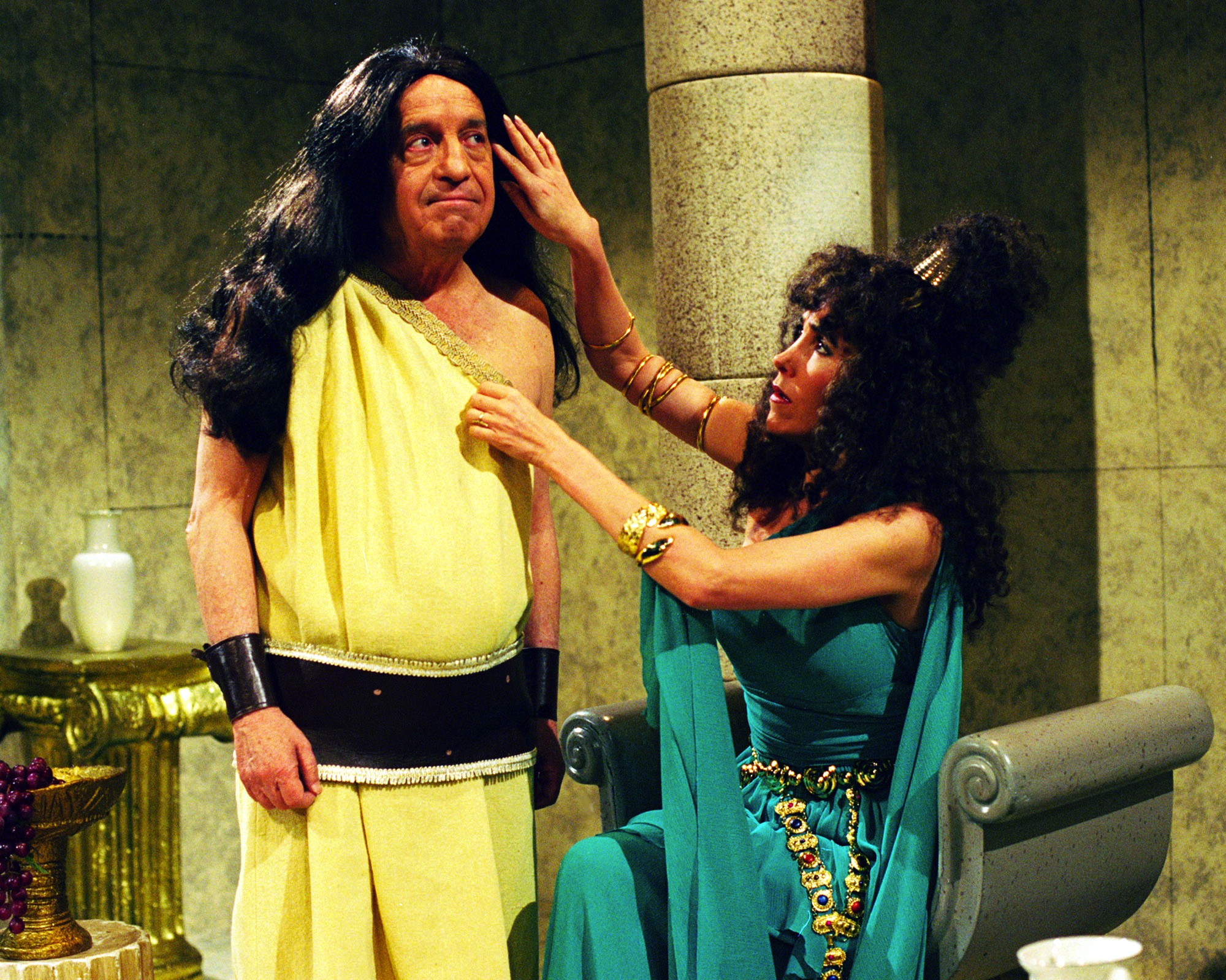Roberto Gómez Bolaños "Chespirito" en una escena de un sketch de comedia sobre "Sansón y Dalila", con Florinda Meza/México, circa 1981.