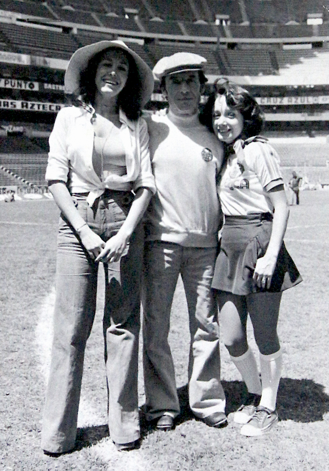 Florinda Meza, Carlos Villagrán y María Antonieta de las Nieves en la película "El Chanfle", filmada en el Estadio Azteca de la Ciudad de México y con el equipo de sus amores ¡el América!/México, 1978.