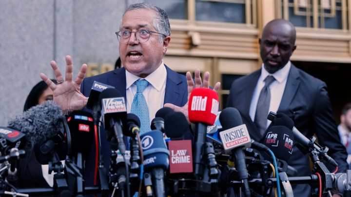 El abogado defensor Marc Agnifilo habla afuera de la corte federal de Manhattan después de que a Sean "Diddy" Combs se le denegara la libertad bajo fianza tras ser declarado culpable de delitos relacionados con la prostitución, pero absuelto de los cargos de tráfico sexual y crimen organizado, el miércoles 2 de julio de 2025 en Nueva York. (Foto AP/Stefan Jeremiah).