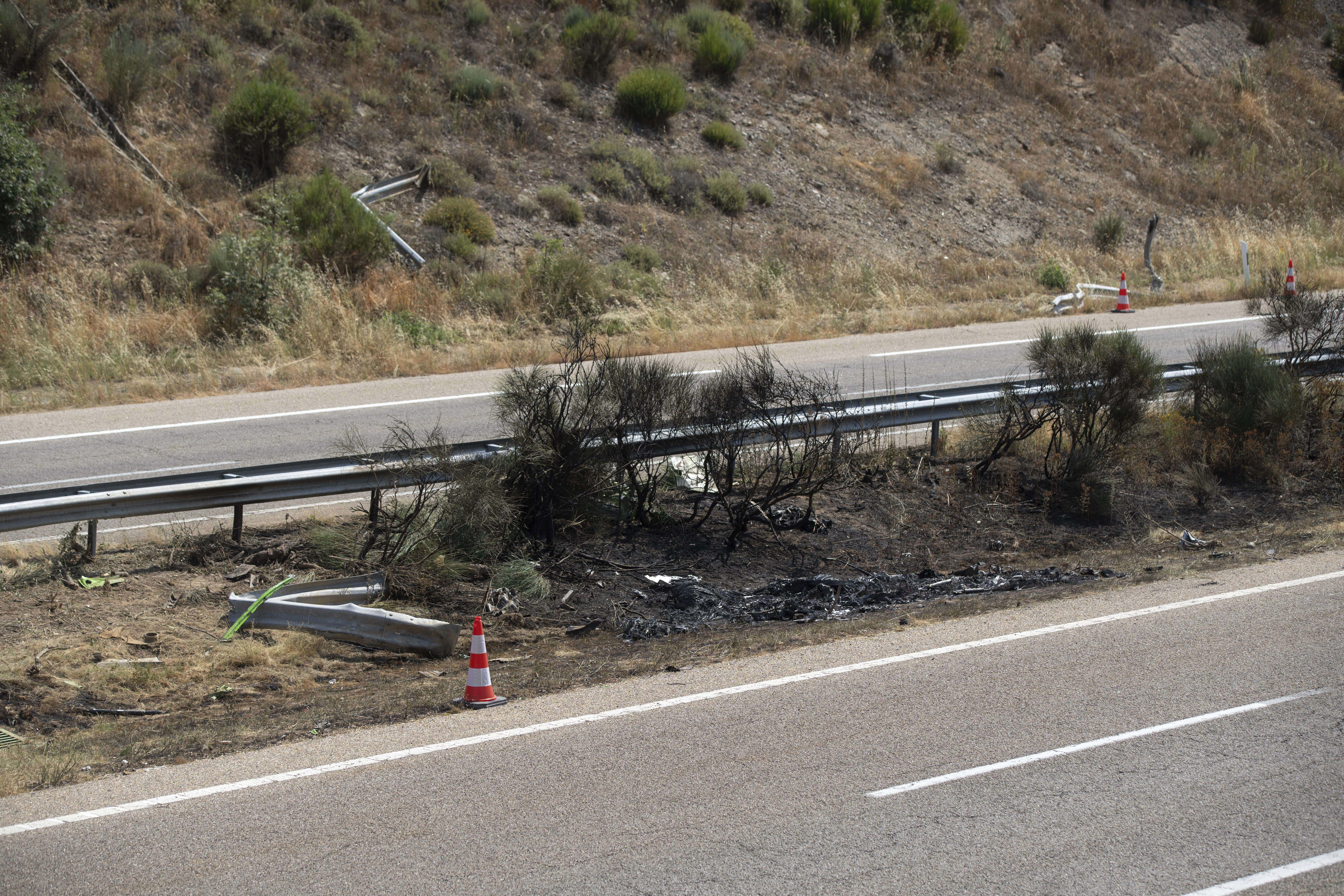 El lugar del accidente automovilístico en el que murieron el jugador del Liverpool Diogo Jota y su hermano en la ciudad noroccidental de Zamora, España, el jueves 3 de julio de 2025. (Foto AP/Emilio Fraile).