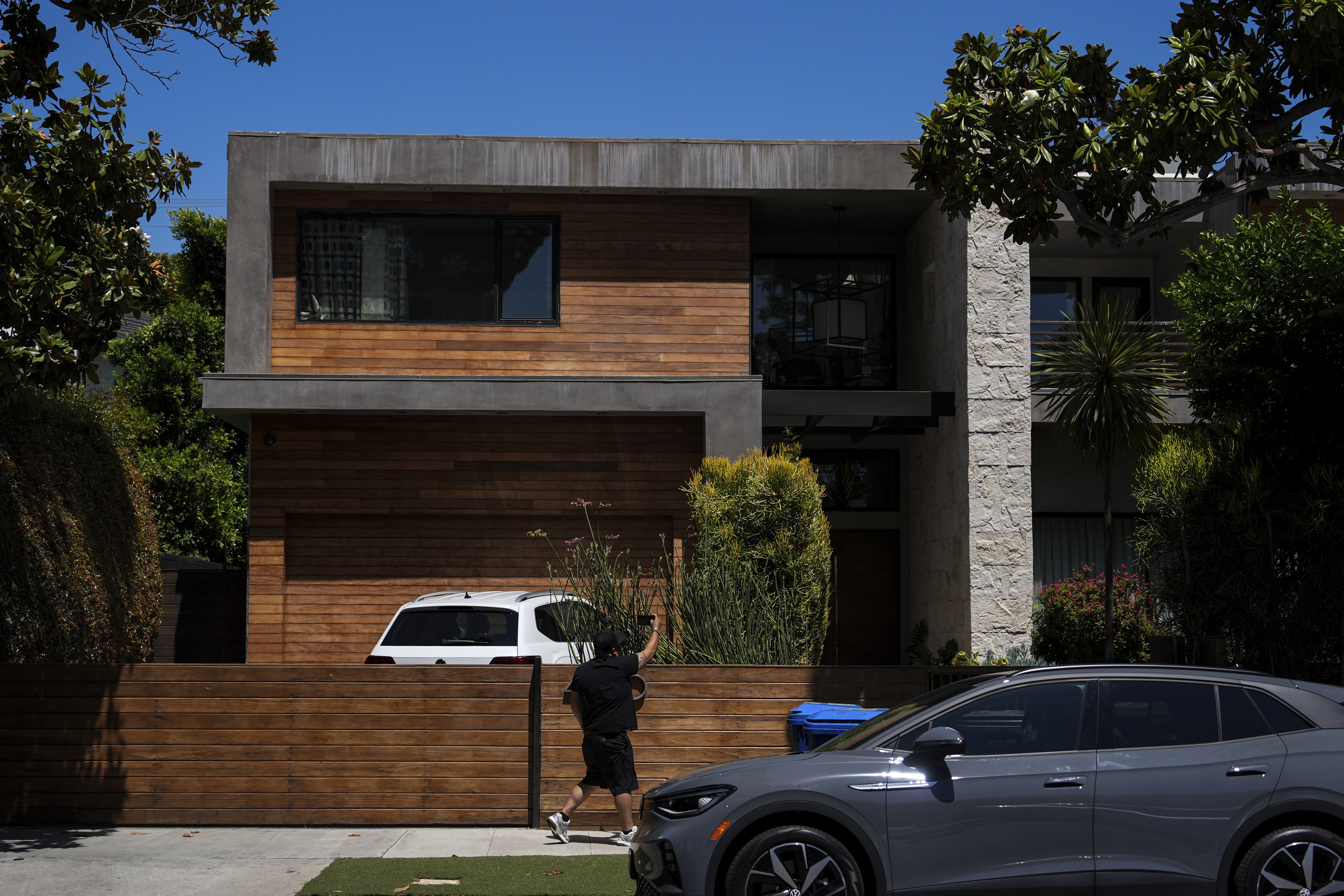 Una persona registra la residencia del boxeador mexicano Julio César Chávez Jr., el jueves 3 de julio de 2025, en Los Ángeles. (Foto AP/Jae C. Hong).