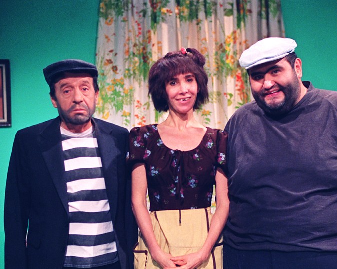 Roberto Gómez Bolaños "Chespirito" en su personaje "El Chómpiras", acompañado por Florinda Meza ("La Chimoltrufia") y Edgar Vivar ("El Botija")/México, circa 1981.