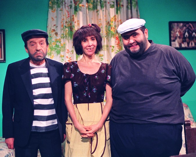 Roberto Gómez Bolaños "Chespirito" en su personaje "El Chómpiras", acompañado por Florinda Meza ("La Chimoltrufia") y Edgar Vivar ("El Botija")/México, circa 1981.