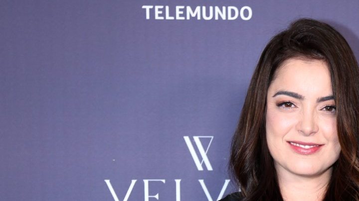 Daniella Navarro no se acompleja de sus "estrías" y las muestra en traje de baño.