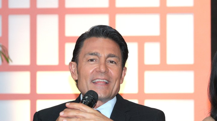 Fernando Colunga en una conferencia de la telenovela "Amanecer" (TelevisaUnivision), donde presentaron el tema musical "Quererte Bien", interpretado por Pepe Aguilar para la producción de Juan Osorio.