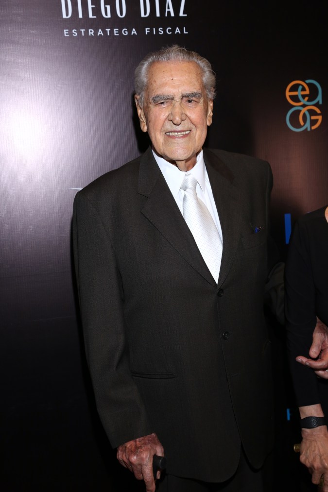 Don Eric del Castillo recibe homenaje