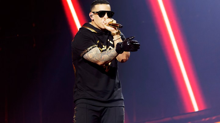 La última presentación del artista fue en el año 2023, donde dio cierre a una carrera de más de 30 años. (Photo by Rob Grabowski/Invision/AP).