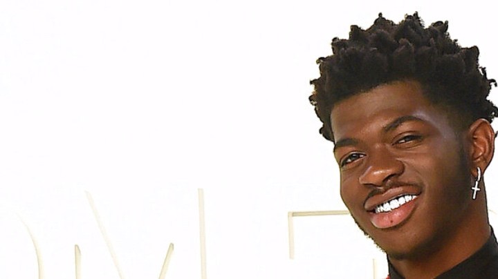 Lil Nas X caminaba por las calles casi desnudo mientras murmuraba sobre ir a una fiesta.