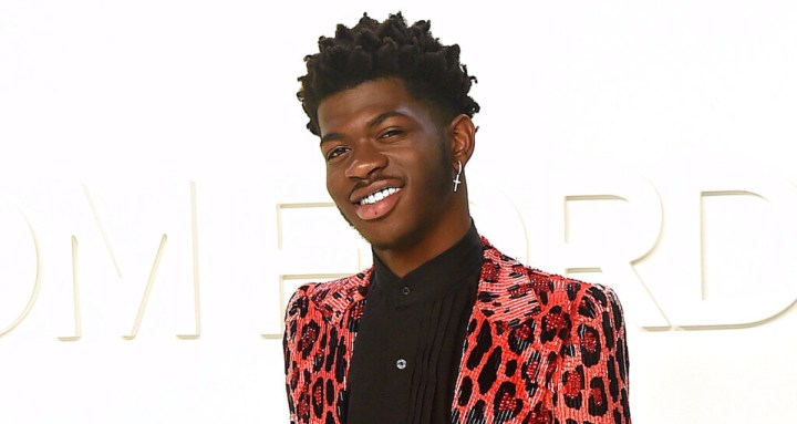 Lil Nas X caminaba por las calles casi desnudo mientras murmuraba sobre ir a una fiesta.