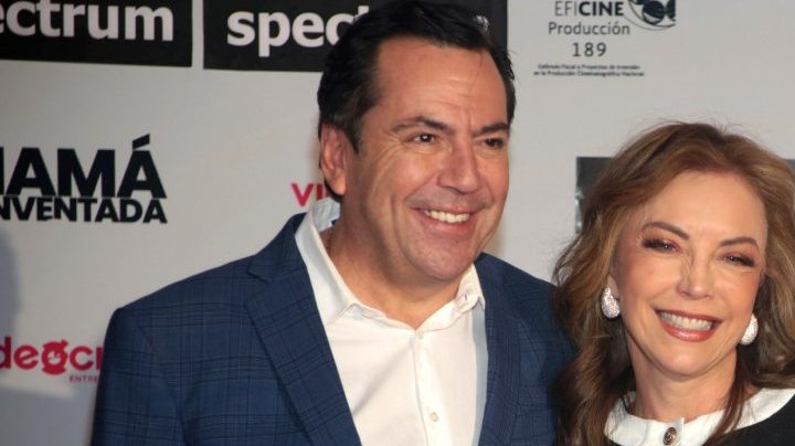 Ruptura de Lalo Salazar y Laura Flores sigue en la mira de la prensa.