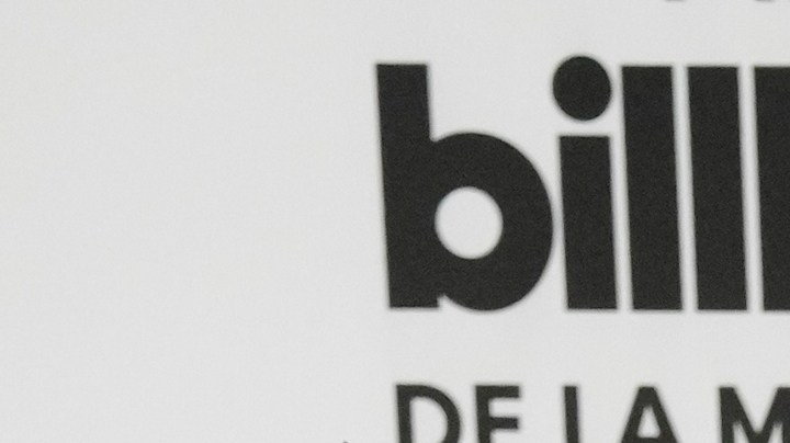 En el escrito presentado por los abogados, se señaló que la representante legal de la expareja del cantante no logró desacreditar las pruebas aportadas y habría cometido un error al intentar incitar a la mujer a realizar un presunto delito.