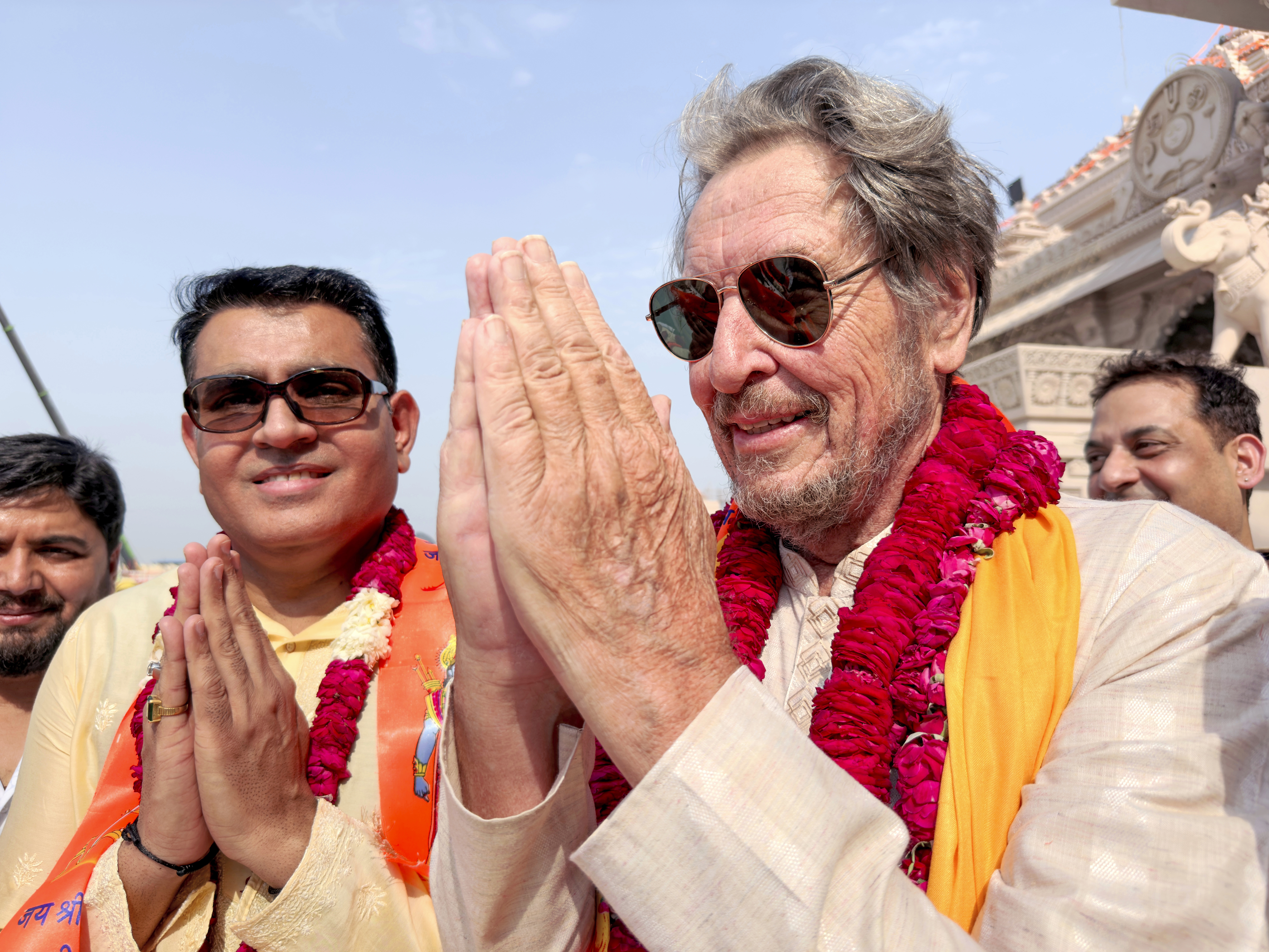 El padre de Elon Musk, Errol Musk, al frente a la derecha, ofrece oraciones en el templo de Lord Ram en Ayodhya, India, el miércoles 4 de junio de 2025. (Foto AP/Rajesh Kumar Singh).