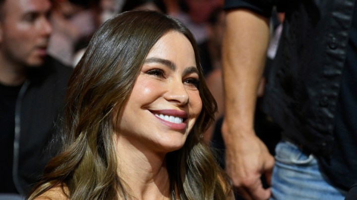 La actriz Sofía Vergara sentada junto al ring durante un combate de boxeo de peso superwelter entre Callum Walsh y Fernando Vargas Jr. en Las Vegas, el sábado 13 de septiembre de 2025. (Foto AP/David Becker).
