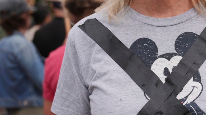 Manifestantes critican a Disney en respuesta a la suspensión del espectáculo nocturno de Jimmy Kimmel.