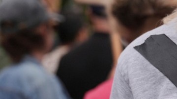 Manifestantes critican a Disney en respuesta a la suspensión del espectáculo nocturno de Jimmy Kimmel.