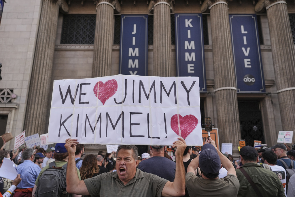 Manifestante sostiene un cartel afuera del Centro de Entretenimiento El Capitán, donde se presenta el programa nocturno "Jimmy Kimmel Live!", el jueves 18 de septiembre de 2025 en Los Ángeles.