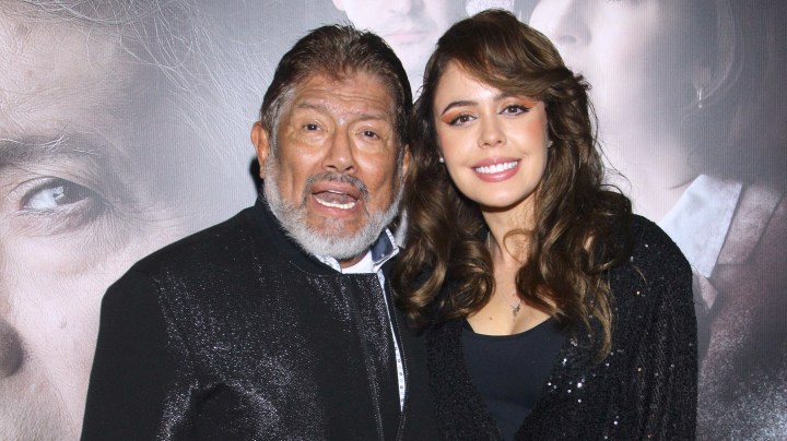 Juan Osorio y su novia en la función de estreno de la obra "No te Vayas sin Decir Adiós"