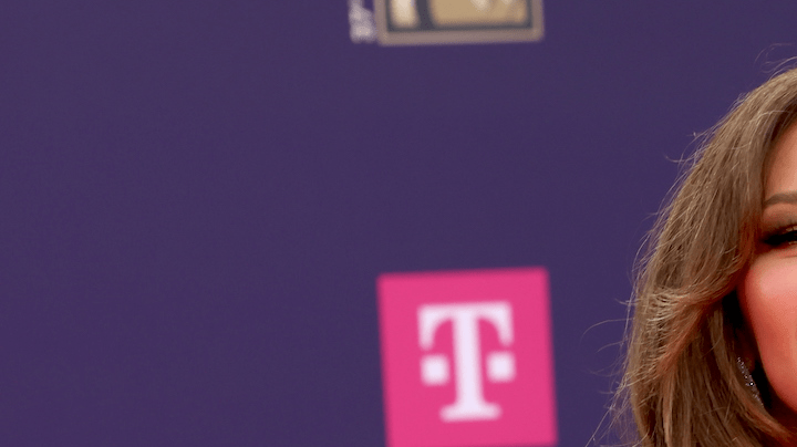 La reacción de la artista mexicana causó revuelo inmediato entre sus fanáticos, quienes inundaron las redes sociales con mensajes pidiendo una colaboración musical entre ambas cantantes.