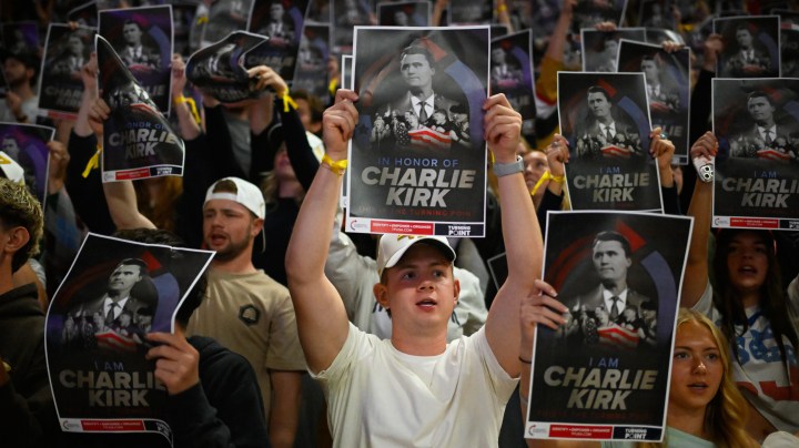 Personas sostienen carteles de Charlie Kirk durante una manifestación de Turning Point USA en la Universidad Estatal de Utah, como parte de la iniciativa de la organización para conmemorar a Kirk, el martes 30 de septiembre de 2025 en Logan, Utah. (Foto AP/Alex Goodlett) (AP Photo/Alex Goodlett).