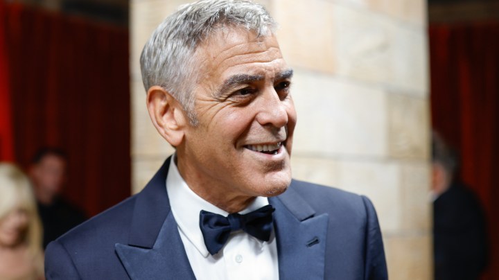 Clooney precisó que jamás enfrentó una adicción y que su consumo se circunscribía únicamente a contextos específicos, principalmente durante celebraciones o espacios de esparcimiento.
(Photo by Millie Turner/Invision/AP)