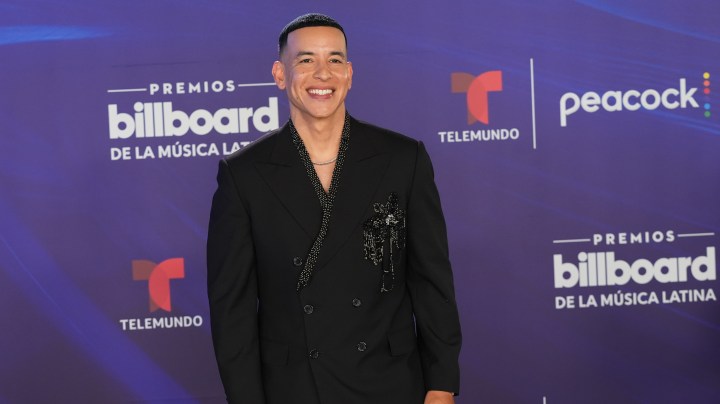 Esta revelación podría estar reforzando la idea de que la rivalidad entre Don Omar y Daddy Yankee ha trascendido el ámbito profesional y se ha extendido al terreno personal, pese a que en los últimos años ambos artistas han procurado mantenerse en términos de respeto mutuo frente a la opinión pública. (AP Photo/Marta Lavandier)