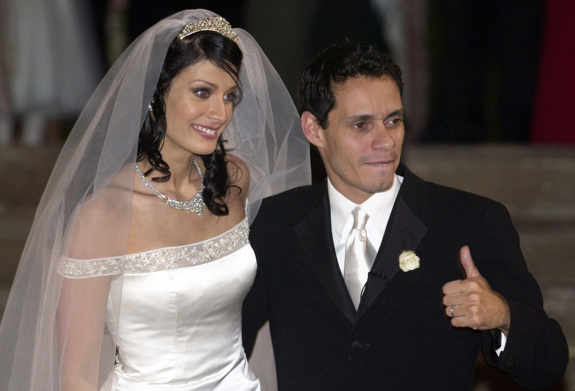 Esta foto de archivo del 7 de diciembre de 2002 muestra al cantante Marc Anthony (derecha) y a la ex Miss Universo Dayanara Torres saliendo de la gran catedral tras renovar sus votos en San Juan, Puerto Rico. En un caso de manutención infantil en Los Ángeles el lunes 12 de mayo de 2014, el abogado de Marc Anthony ofreció a su exesposa Dayanara Torres un aumento de $2,500 al mes por cada uno de sus dos hijos. (Foto AP/Andrés Leighton, Archivo).