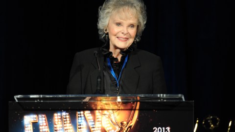 A lo largo de su vida, June Lockhart se distinguió por su amor hacia los animales y su constante labor en defensa de sus derechos. Fue una entusiasta colaboradora en la protección de los caballos de la Policía Montada de Santa Mónica y también prestó su voz como representante nacional de la organización International Hearing Dog Inc., dedicada al entrenamiento de perros para asistir a personas con pérdida auditiva. (Photo by Frank Micelotta/Invision for Academy of Television Arts & Sciences/AP Images)