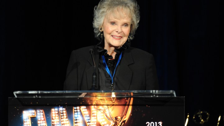 A lo largo de su vida, June Lockhart se distinguió por su amor hacia los animales y su constante labor en defensa de sus derechos. Fue una entusiasta colaboradora en la protección de los caballos de la Policía Montada de Santa Mónica y también prestó su voz como representante nacional de la organización International Hearing Dog Inc., dedicada al entrenamiento de perros para asistir a personas con pérdida auditiva. (Photo by Frank Micelotta/Invision for Academy of Television Arts & Sciences/AP Images)