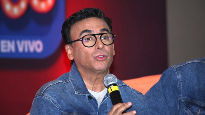 Adal Ramones conduce "La Granja VIP" desde que se estrenó el 12 de octubre.