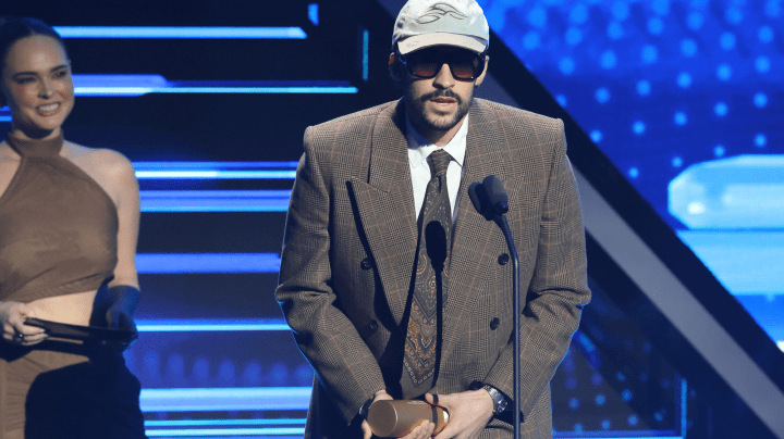 Bad Bunny, el artista puertorriqueño, se llevó 11 estatuillas, estableciendo un récord en la historia de los premios.