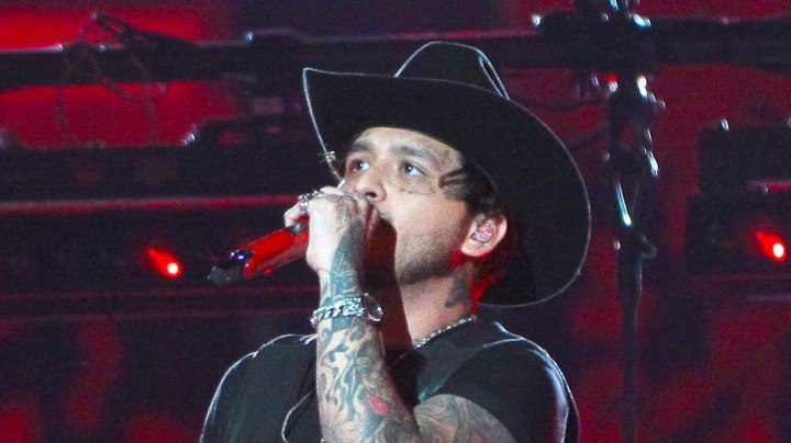 Christian Nodal aparece ebrio en un video en TikTok.