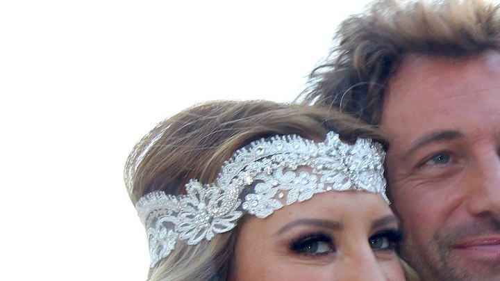 Gabriel Soto y Geraldine Bazán posan sonriente en evento de TelevisaUnivision.