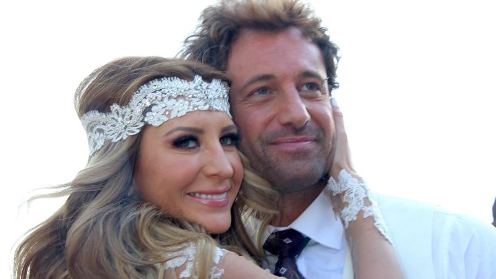 Gabriel Soto y Geraldine Bazán posan sonriente en evento de TelevisaUnivision.