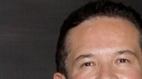 Gustavo Adolfo Infante critica a Cazzu tras la petición de la cantante.