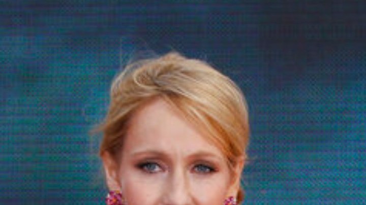 J.K. Rowling expone los privilegios de Emma Watson y el conflicto entre ellas se intensifica.