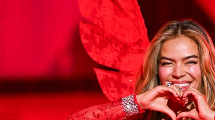 Karol G cautivó en el Victoria’s Secret Fashion Show 2025.