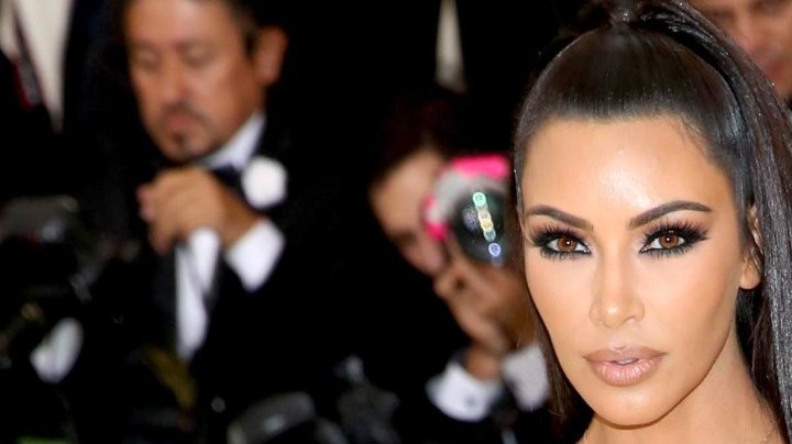 El dramático look que lució Kim Kardashian en la gala del Museo de la Academia.