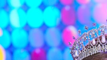 Critican a Osmel Sousa por cuestionar la victoria de Dayanara Torres en el Miss Universo.