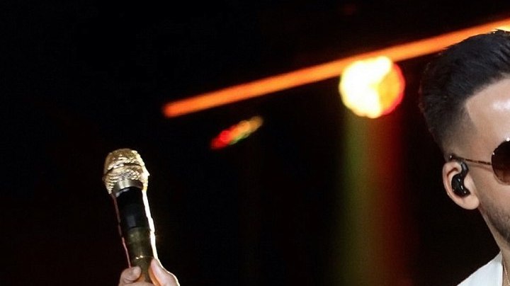 Romeo Santos anunció su nuevo disco con icónico disfraz.