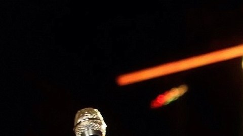 Romeo Santos anunció su nuevo disco con icónico disfraz.