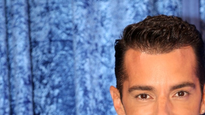 Toni Costa revela cómo es su relación con Adamari López.