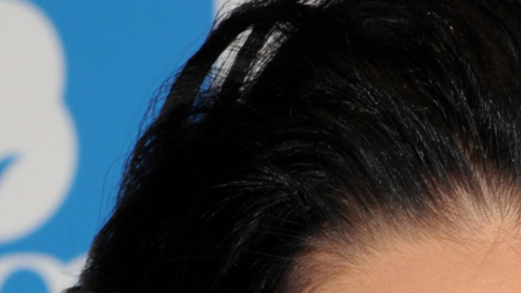 Perry lució un vestido rojo vibrante, mientras que el político mantuvo un look casual y fresco con un conjunto completamente negro para su cita nocturna en Francia.