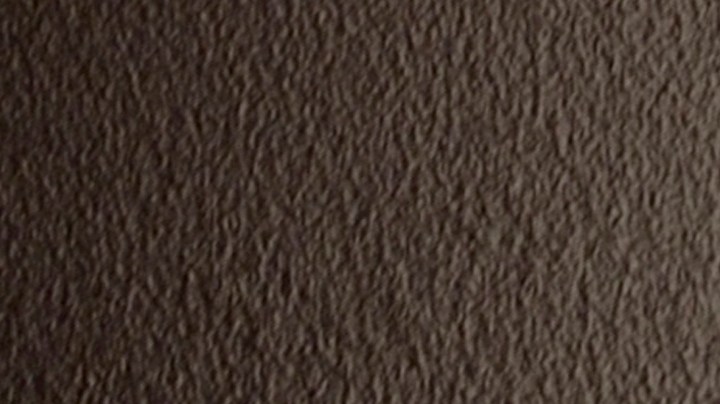 Las autoridades analizan las grabaciones de las cámaras de seguridad con el objetivo de identificar a los responsables. De acuerdo con las primeras investigaciones, los presuntos implicados se desplazaban en dos motocicletas.