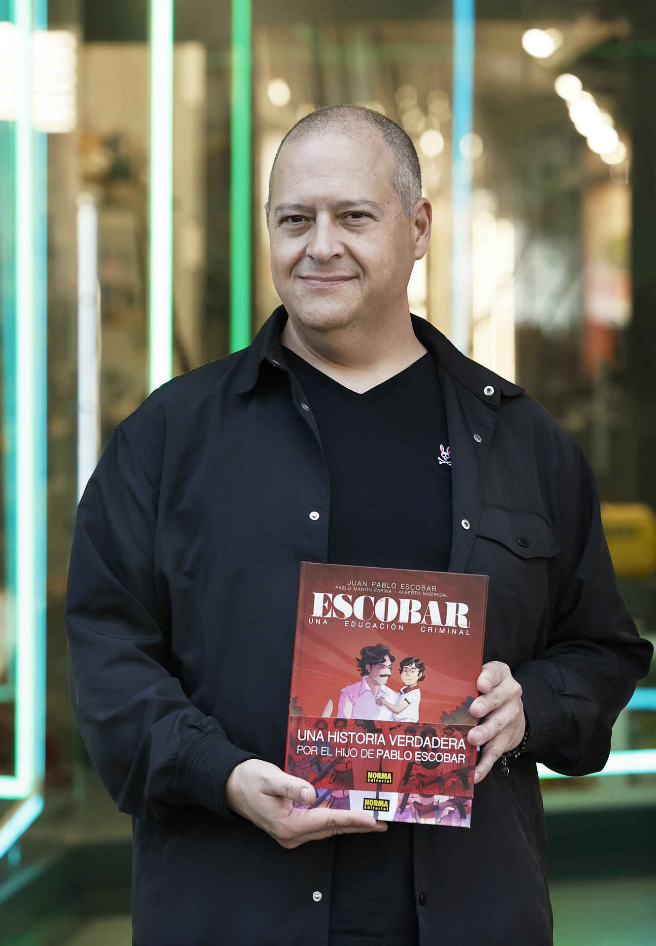 El arquitecto y escritor Juan Pablo Escobar, hijo del narcotraficante colombiano más poderoso del siglo XX, posa este miércoles en Barcelona durante la presentación de su obra 'Escobar: una educación criminal en la que narra en clave de cómic su infancia rodeada de sicarios de su padre que le hacían de niñeras.EFE/ Andreu Dalmau.