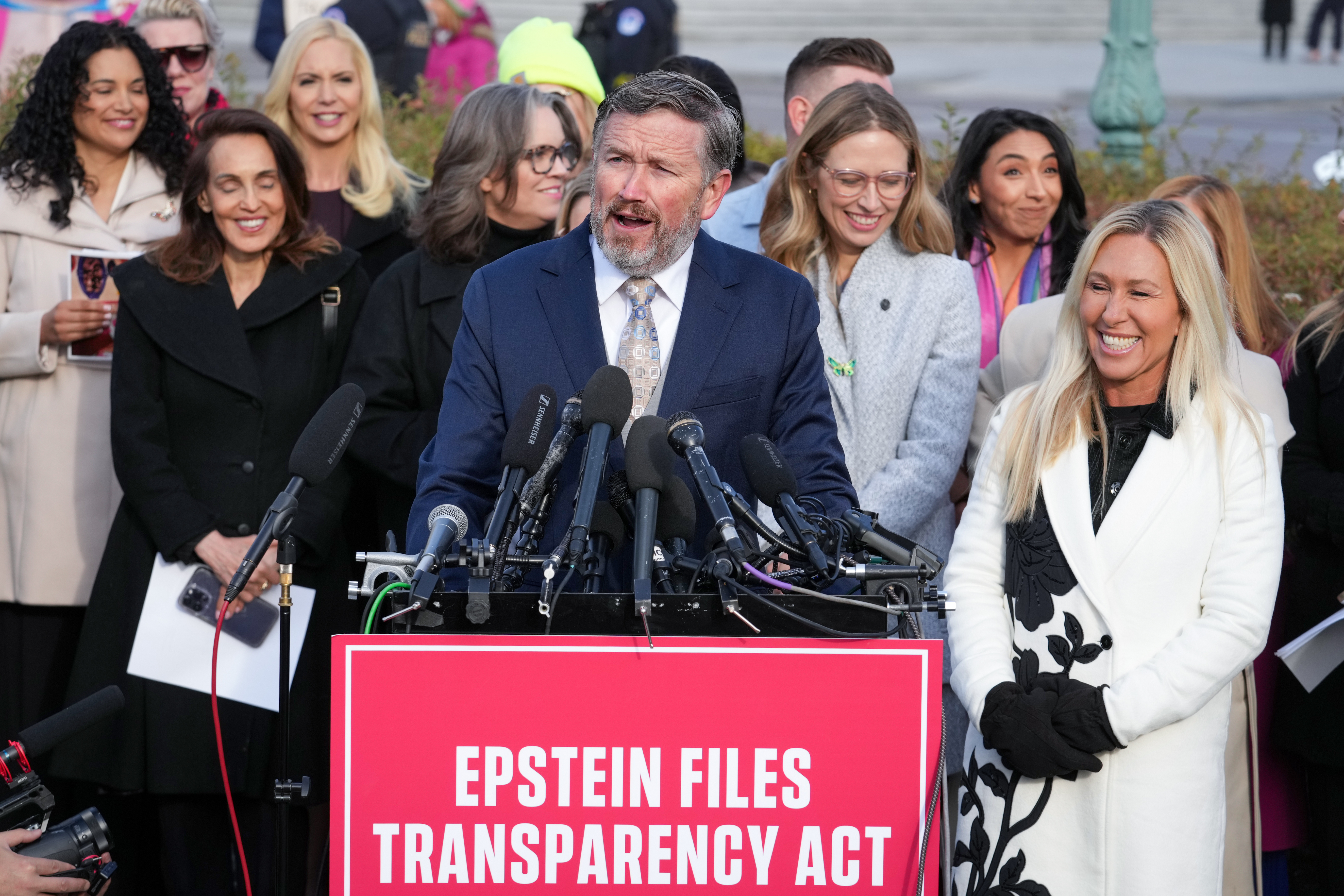 Los representantes Thomas Massie (republicano por Kentucky) y Marjorie Taylor-Greene (republicana por Georgia), a la derecha, hablan durante una conferencia de prensa mientras la Cámara de Representantes se prepara para votar la Ley de Transparencia de los Archivos Epstein, en el Capitolio en Washington, el martes 18 de noviembre de 2025. Los acompañan sobrevivientes y familiares que relataron sus historias personales sobre Epstein. (Foto AP/J. Scott Applewhite).