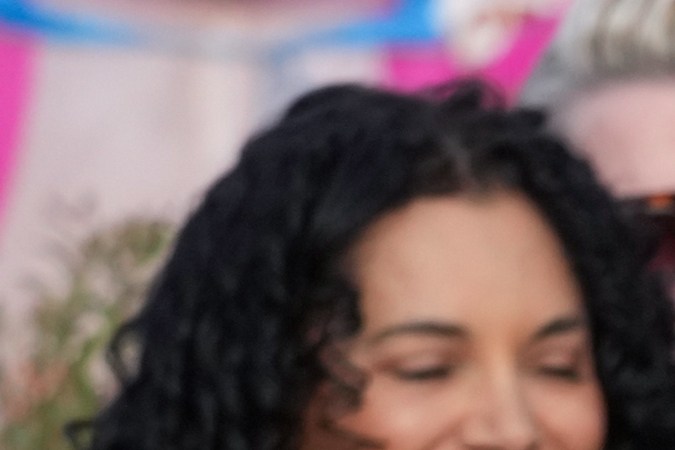 Los representantes Thomas Massie (republicano por Kentucky) y Marjorie Taylor-Greene (republicana por Georgia), a la derecha, hablan durante una conferencia de prensa mientras la Cámara de Representantes se prepara para votar la Ley de Transparencia de los Archivos Epstein, en el Capitolio en Washington, el martes 18 de noviembre de 2025. Los acompañan sobrevivientes y familiares que relataron sus historias personales sobre Epstein. (Foto AP/J. Scott Applewhite)