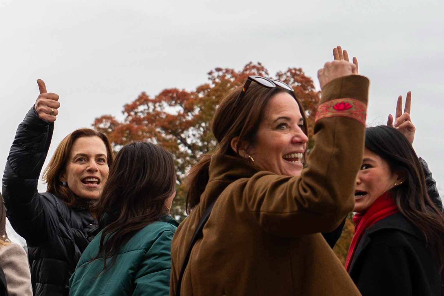 Sobrevivientes de los abusos de Jeffrey Epstein reaccionan frente al Capitolio de Estados Unidos después de que la Cámara de Representantes votara a favor de la Ley de Transparencia de los Archivos Epstein, el martes 18 de noviembre de 2025, en Washington. (Foto AP/Julia Demaree Nikhinson).